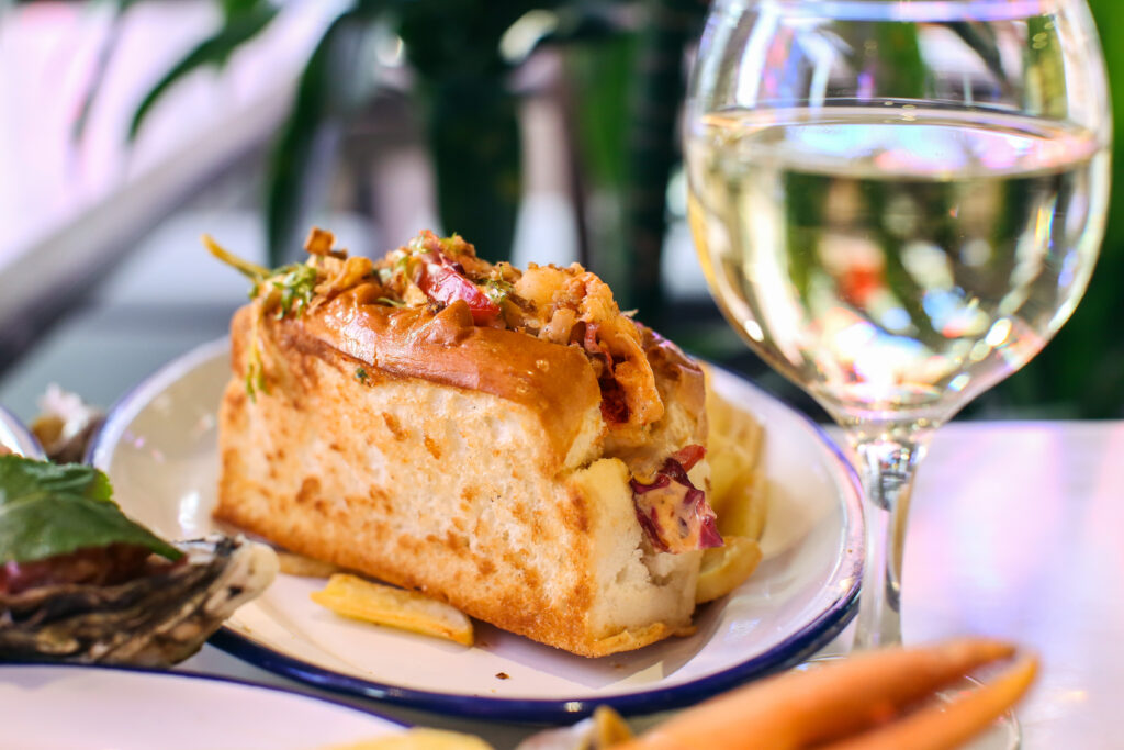 Сендвіч зі стейком дорадо з салатом і картопляними діпами в Mushlya cafe